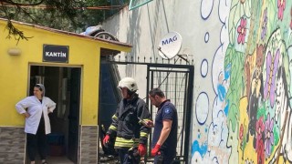 Otomobil okul bahçesine uçtu, öğrencilerin derste olması faciayı önledi: 1 yaralı