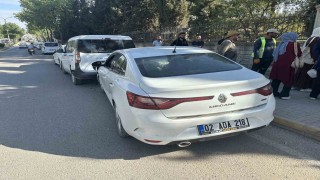 Otomobil park halindeki araçlara çarptı