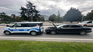 Otomobil, polis ekip otosuna arkadan çarptı