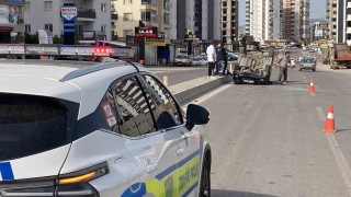 Otomobil refüje çarpıp, iki araca vurup ters döndü