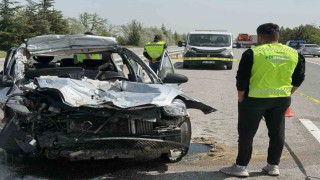 Otomobil tıra arkadan çarptı: 1 ölü, 4 yaralı