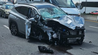 Otomobil, üst geçit ayağına çarptı: 2 yaralı