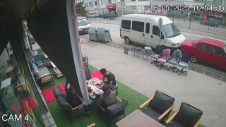 Otomobile çarpmamak için manevra yapan motosiklet sürücüsü yaralandı