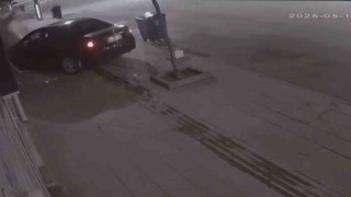 Otomobiliyle iş yerine çarpan sürücü kaçtı