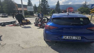 Otomobille çarpışan motosiklet sürücüsü yaralandı