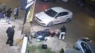 Otomobille motosikletin çarpıştığı kaza kamerada