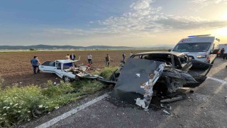 Otomobillerin hurdaya döndüğü kazada yaralılardan 2si hayatını kaybetti