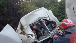 Otoyolda feci kaza: Kağıt gibi ezilen kamyonun kupasında sıkışarak hayatını kaybetti