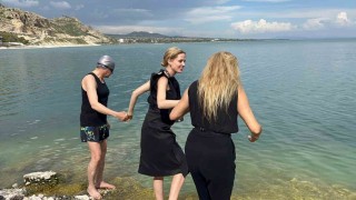 Oyuncu Wilma Elles ve Tuşba Özay Van Gölüne girdi