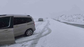 Palandöken geçidinde ulaşıma kar ve tipi engeli