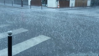 Pariste 25 derece sıcaklıkta dolu yağdı