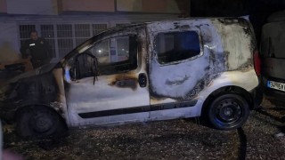 Park halindeki araç alev topuna döndü, geriye demir yığınları kaldı