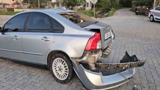 Park halindeki araca çarpan otomobilin sürücüsü yaralandı