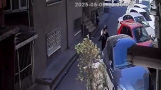 Park halindeki araca taş ve yumruklarla saldırdı: Hiçbir şey olmamış gibi yoluna devam etti