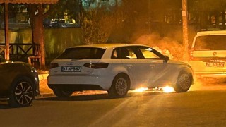 Park halindeki lüks otomobilde yangın