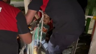 Parkta ayağı oyun grubu demirlerine sıkışan çocuk, itfaiye ekiplerince kurtarıldı