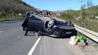 Pazaryerinde çarpışan otomobillerden biri takla attı: 1 yaralı