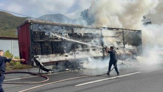 Peçete yüklü tır alev alev yandı