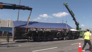 Pendik TEM Otoyolunda devrilen tır kaldırıldı