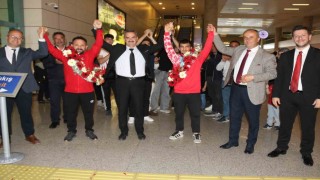 Peruda altın madalya kazanan genç halterci Ramazan Efe Yılmaz, çiçeklerle karşılandı