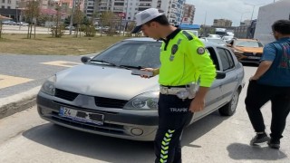 Plakasını bantla kapatıp yola çıktı, yakalanınca, Cenazemiz var dedi