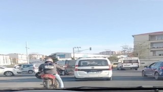 Plakayı sırtına geçirdi
