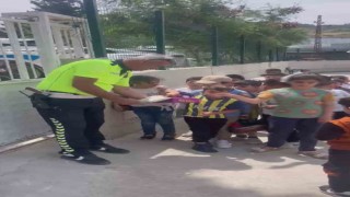 Polis ekiplerinin okul önündeki çikolata sırası yürekleri ısıttı