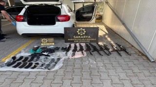 Polis memurunun kiraladığı otomobilden kaleşnikoflar çıktı