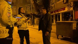 Polisin alkollü sürücüyle imtihanı kamerada