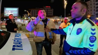 Polisin işine anlamsız, gazeteciye kaburgasız deyip tehdit etti