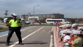 Polisten çocuklara sevgi dolu yaklaşım