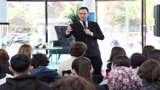 Profesörden yapay zeka uyarısı: Mesajlarınız okunuyor, analiz ediliyor
