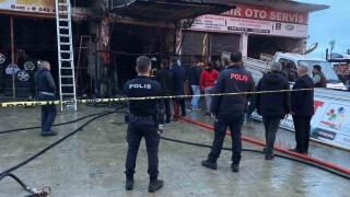 Rizede oto döşeme atölyesinde yangın