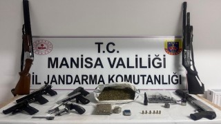 Ruhsatsız silahlar ve uyuşturucuyla yakalandı