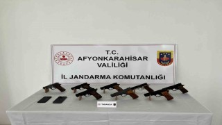 Ruhsatsız silahları satamadan jandarmaya yakalandı