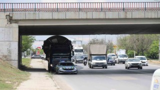 Rüzgar türbini köprüye takıldı