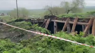Sağanağın etkisiyle ahır çöktü, hayvanlar enkaz altında kaldı