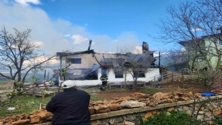 Saimbeylide yanan ev kullanılmaz hale geldi