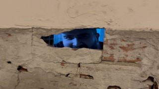 Şaka gibi olay komedyenin başına geldi: Duvarı kırıldı tamirci göründü