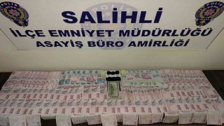 Salihlide aranan şahıslar kumar oynarken yakaladı