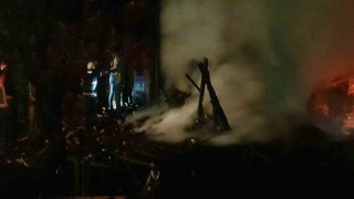 Samanlıkta başlayan yangın ahşap eve sıçradı