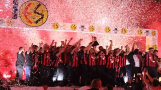 Şampiyon Eskişehirspor kupasını kaldırdı