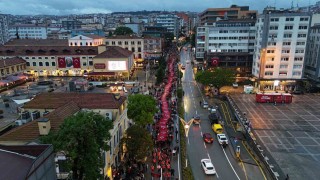 Samsunda 1919 metrelik bayrakla yağmur altında Bayrak ve Fener Alayı yürüyüşü