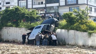 Samsunda lüks cip istinat duvarından düştü: 2 yaralı