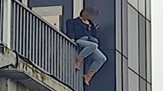 Samsunda üst geçidin korkuluklarına çıkan kadını polis ikna etti