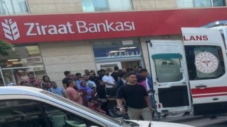 Şanlıurfada bankada korku dolu anlar: Bıçak çekip paraları alan şahsı polis yakaladı