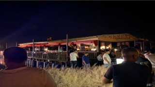 Şanlıurfada halatları kopan duba restoran müşterilerle birlikte Fırat Nehrinde sürüklendi