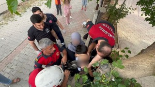 Şanlıurfada koluna demir korkuluk saplanan çocuğu itfaiye kurtardı