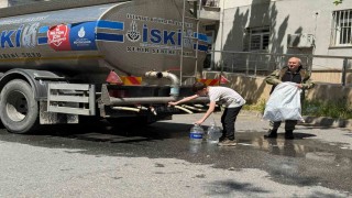 Sarıyerde çöken yol vatandaşı suyundan etti: Tankerden evlerine bidonlarla su taşıdılar