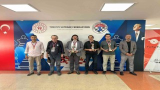 Satrançta gençler ve emektarlar kıyasıya mücadele etti